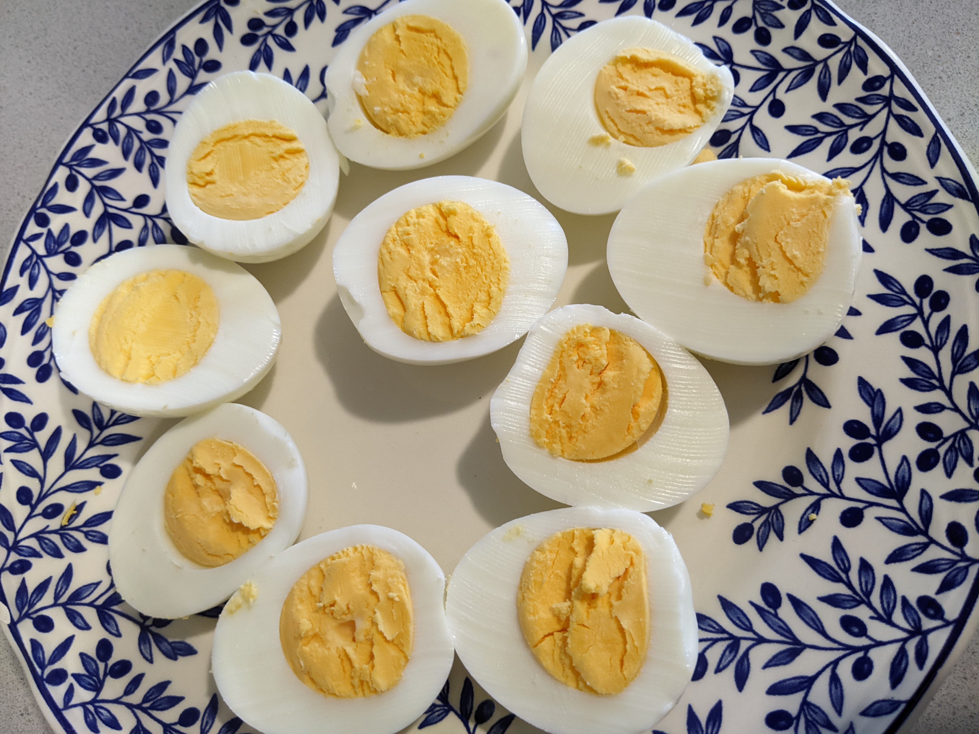 10 mitades de huevos cocidos
